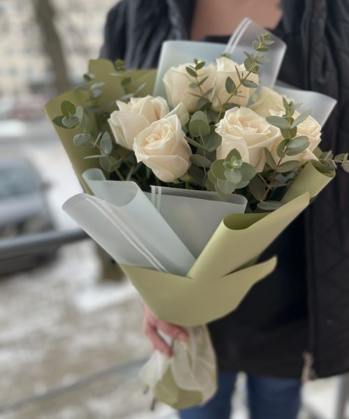 Букет из 7 роз с эвкалиптом