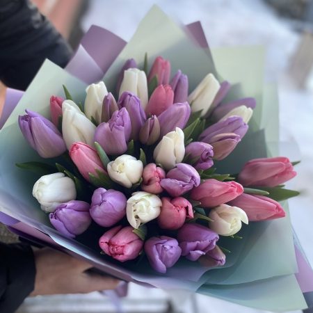 Букет 25 разноцветных тюльпанов в упаковке (Копировать)