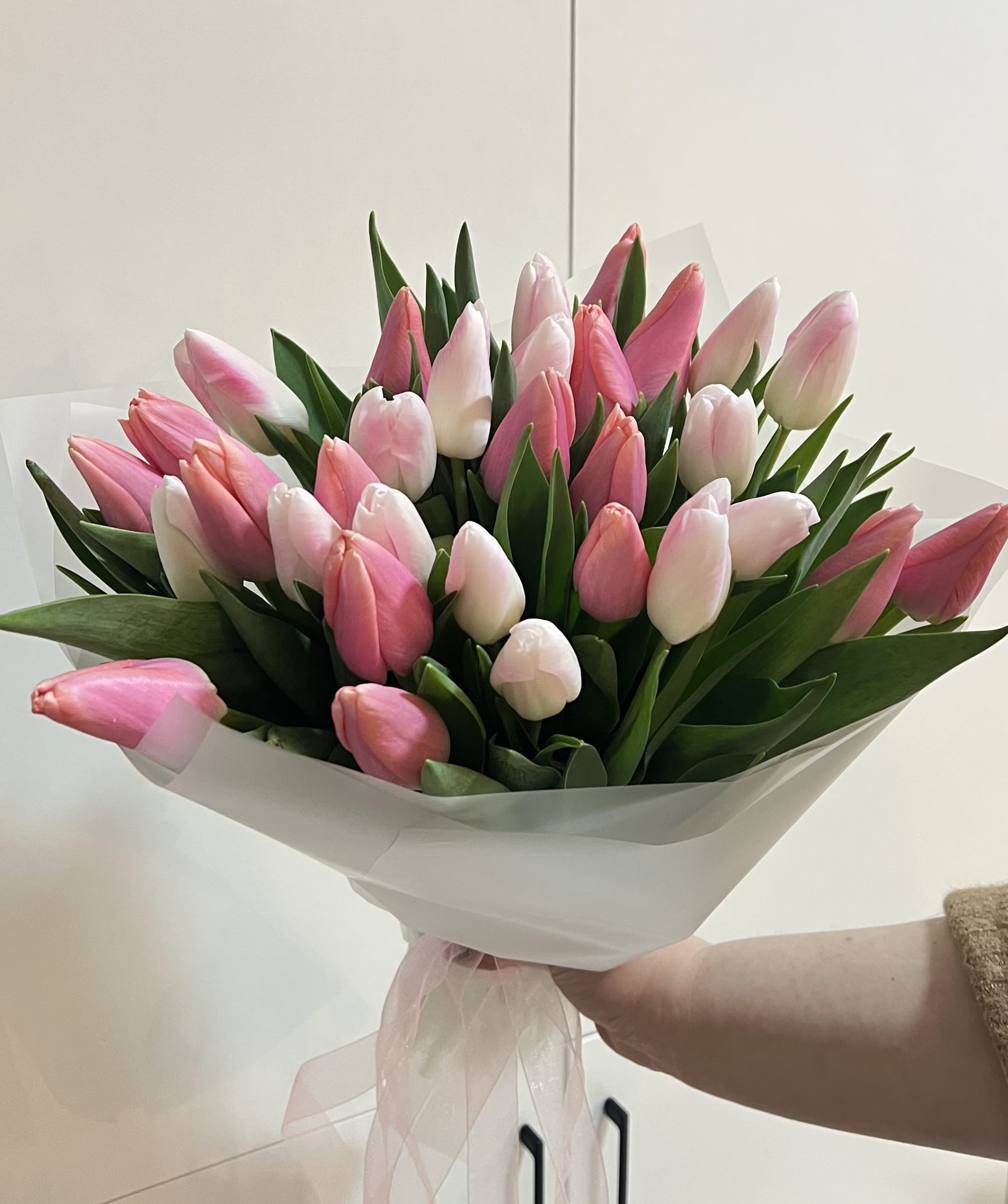 Букет из разноцветных тюльпанов в упаковке (Копировать) Букет из разноцветных тюльпанов в упаковке (Копировать)